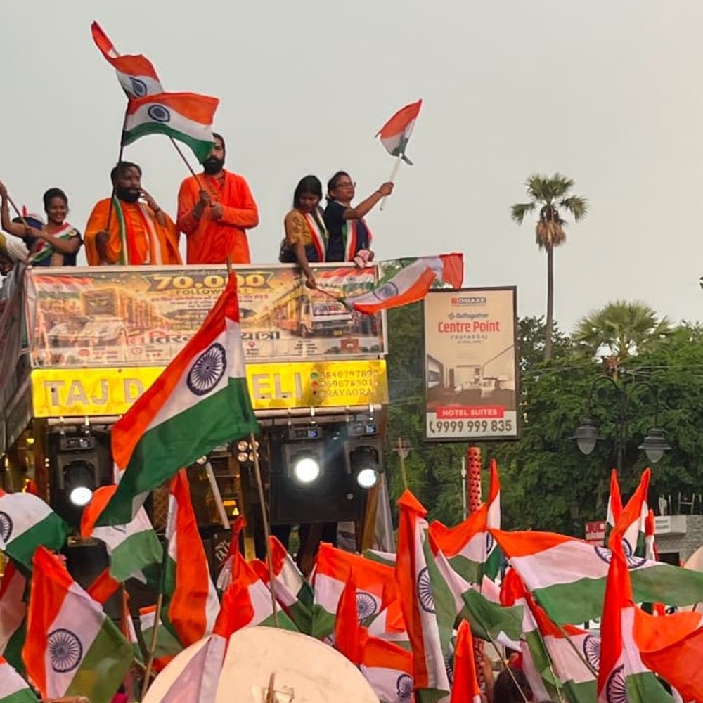 वंदे मातरम् के जयघोष के साथ निकला राष्ट्रीय एकता मार्च:प्रयागराज में महिलाओं ने तिरंगा लहराया, देशभक्ति के गीत गाए