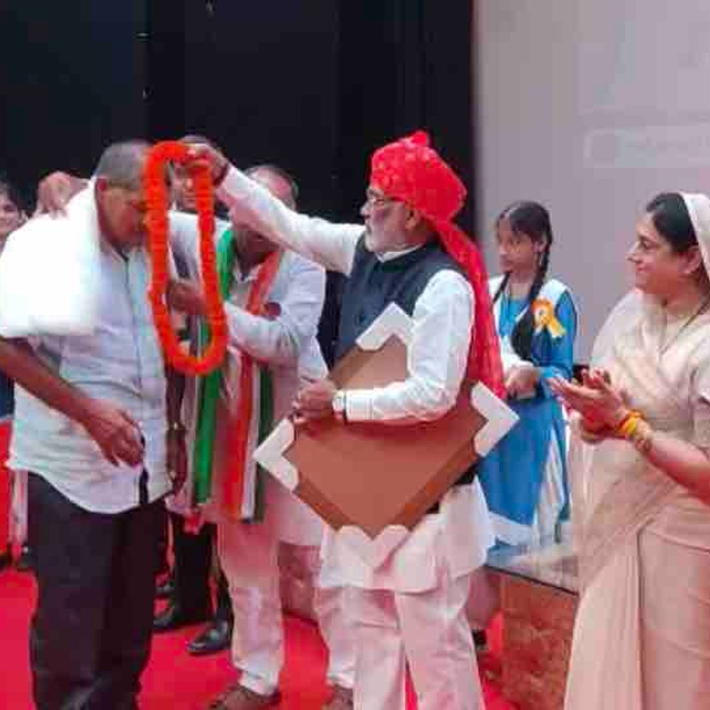 गोरखपुर में प्रभारी मंत्री स्वतंत्र देव सिंह ने तिरंगा फहराया:शहीदों के परिजनों- खिलाड़ियों का किया सम्मान, 2047 तक विकसित भारत बनाने का लिए संकल्प