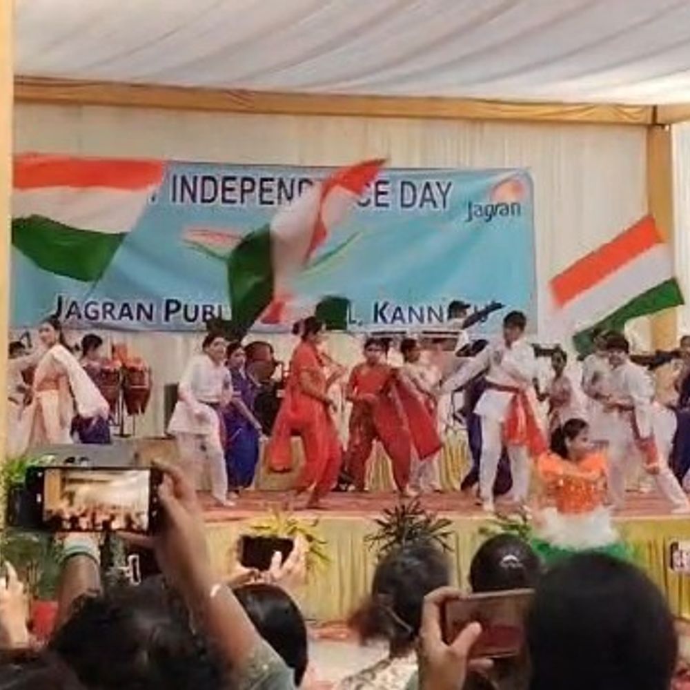 कन्नौज कलक्ट्रेट में मंत्री असीम अरुण ने किया ध्वजारोहण:देशभक्ति के कार्यक्रम हुए, एसपी ने पुलिस कर्मियों को पुरस्कृत किया
