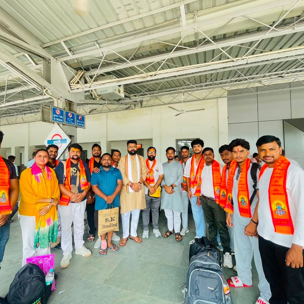 27 सदस्यों का जत्था बाबा बूढ़ा अमरनाथ यात्रा पर रवाना:शामली स्टेशन पर ‘हर-हर महादेव’ और ‘जय श्री राम’ के जयकारे गूंजे