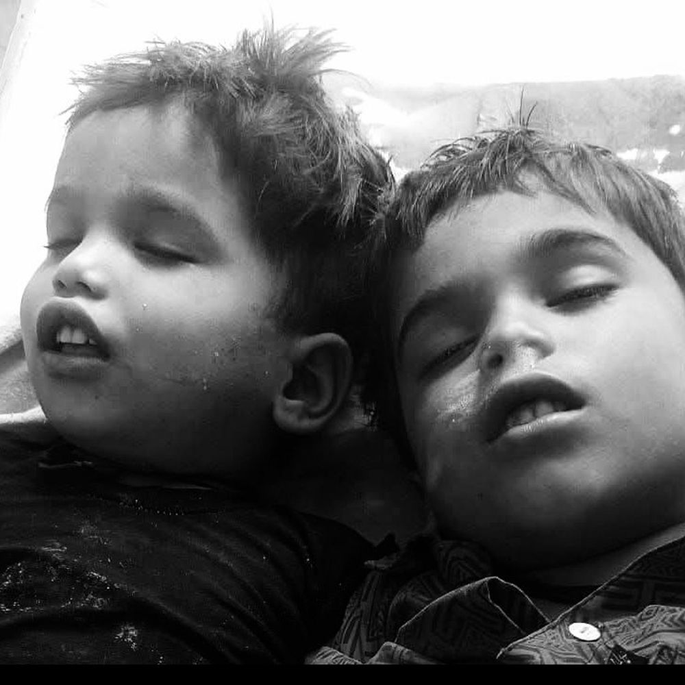 पिलर के गड्ढे में गिरे दो भाई, डूबने से मौत:नरयावली में निर्माणाधीन भवन के पास खेलते समय हुआ हादसा, एक घंटे बाद निकाले गए शव