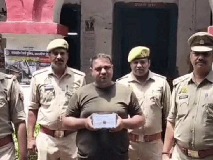 झांसी जीआरपी ने पकड़ा मोबाइल चोर, फोन बरामद:राजस्थान से आकर झांसी में डाले था डेरा, सोते हुए यात्रियों को बनाता था निशाना
