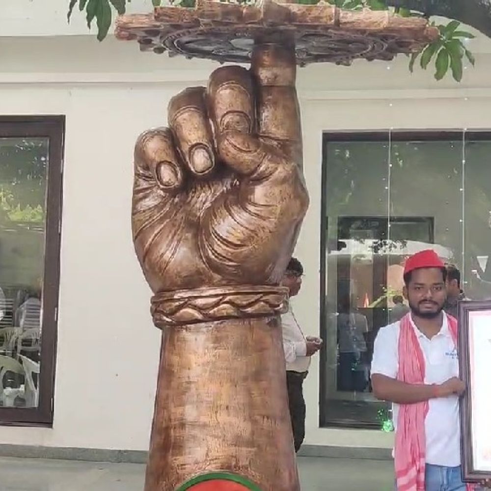 अखिलेश यादव ने सपा कार्यालय में फहराया तिरंगा:अखिलेश बोले- संविधान मजबूत करने के लिए जो त्याग करना पड़ेगा, करेंगे; 2027 के लिए कार्यकर्ताओं को किया अलर्ट
