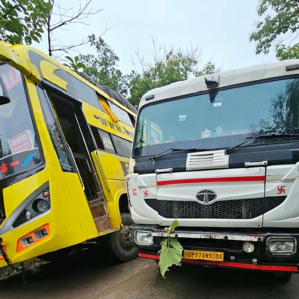 पन्ना की मंडला घाटी में 5 घंटे लगा जाम:खराब ट्रक के करीब ओवरटेक में बस फंसी; पुलिस ने संभाला मोर्चा