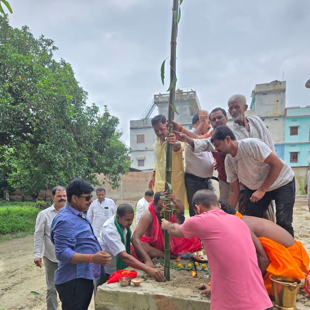 बलुआही ठाकुरबाड़ी में दंगल के अखाड़े पर हुआ ध्वजारोहण