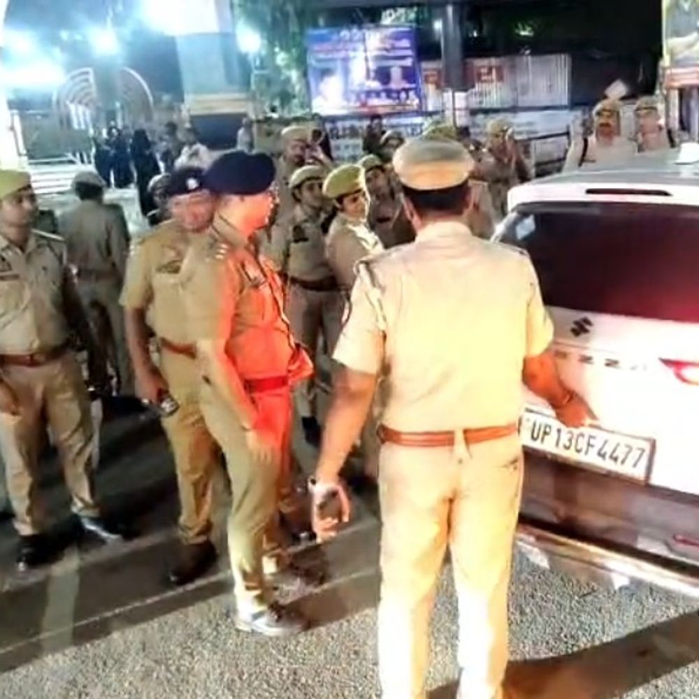 बुलंदशहर में स्वतंत्रता दिवस पूर्व संध्या पर अलर्ट:एसपी सिटी के नेतृत्व में सघन चेकिंग, पुलिस का फ्लैग मार्च
