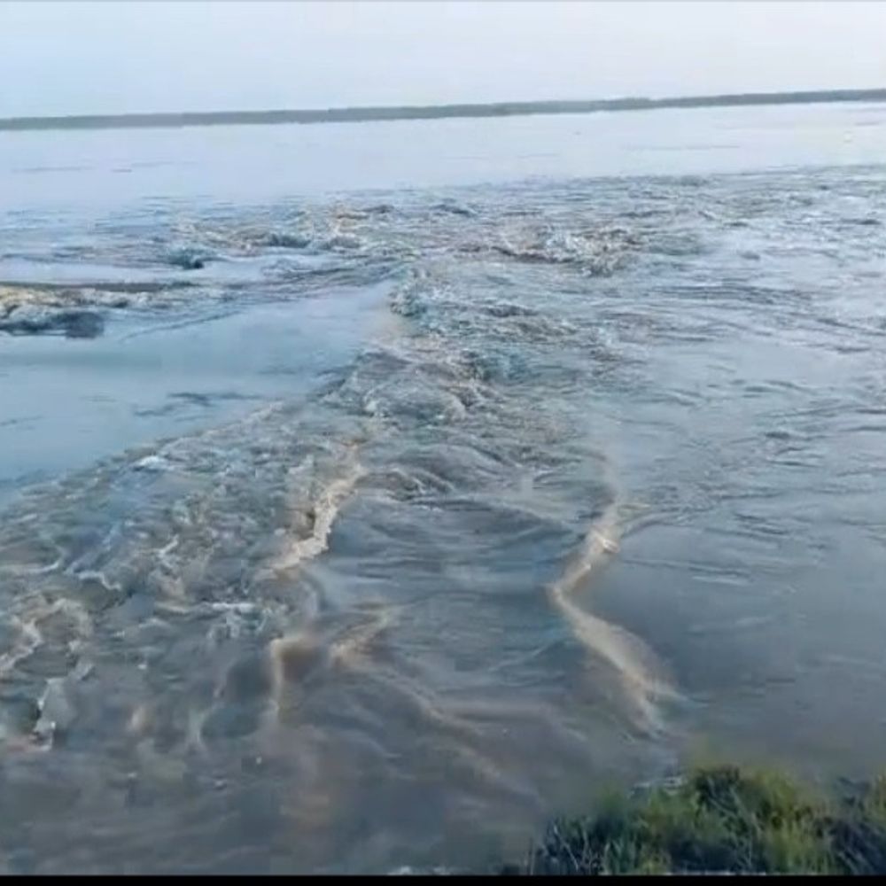बदायूं में सरकारी स्कूल गंगा में समाया:खतरे के निशान से 9 सेमी दूर, आबादी की ओर बढ़ रही धारा