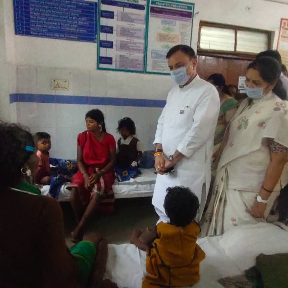 प्रभारी मंत्री ने बीमार बच्चों से मुलाकात की:बालाघाट अस्पताल में 50 बच्चे भर्ती, बोले- कांग्रेस के मौतों के आकड़े झूठे