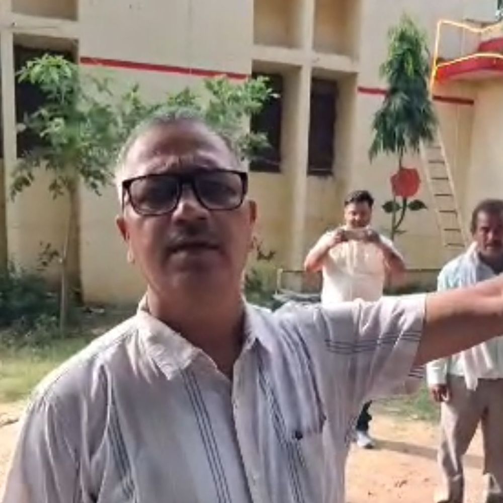 झंडा फहराने के तरीके पर बीईओ-शिक्षामित्र भिड़े:औरैया में भाग्यनगर बीआरसी में विवाद, शिक्षामित्र ने ध्वजारोहण की प्रक्रिया पर उठाए सवाल