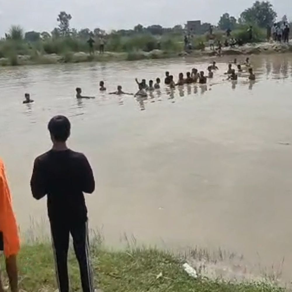 रामगंगा नहर में नहाते समय 14 वर्षीय किशोर डूबा:स्कूल से घर जाते समय दोस्तों के साथ नहर में लगाई छलांग, तलाश में जुटी पुलिस