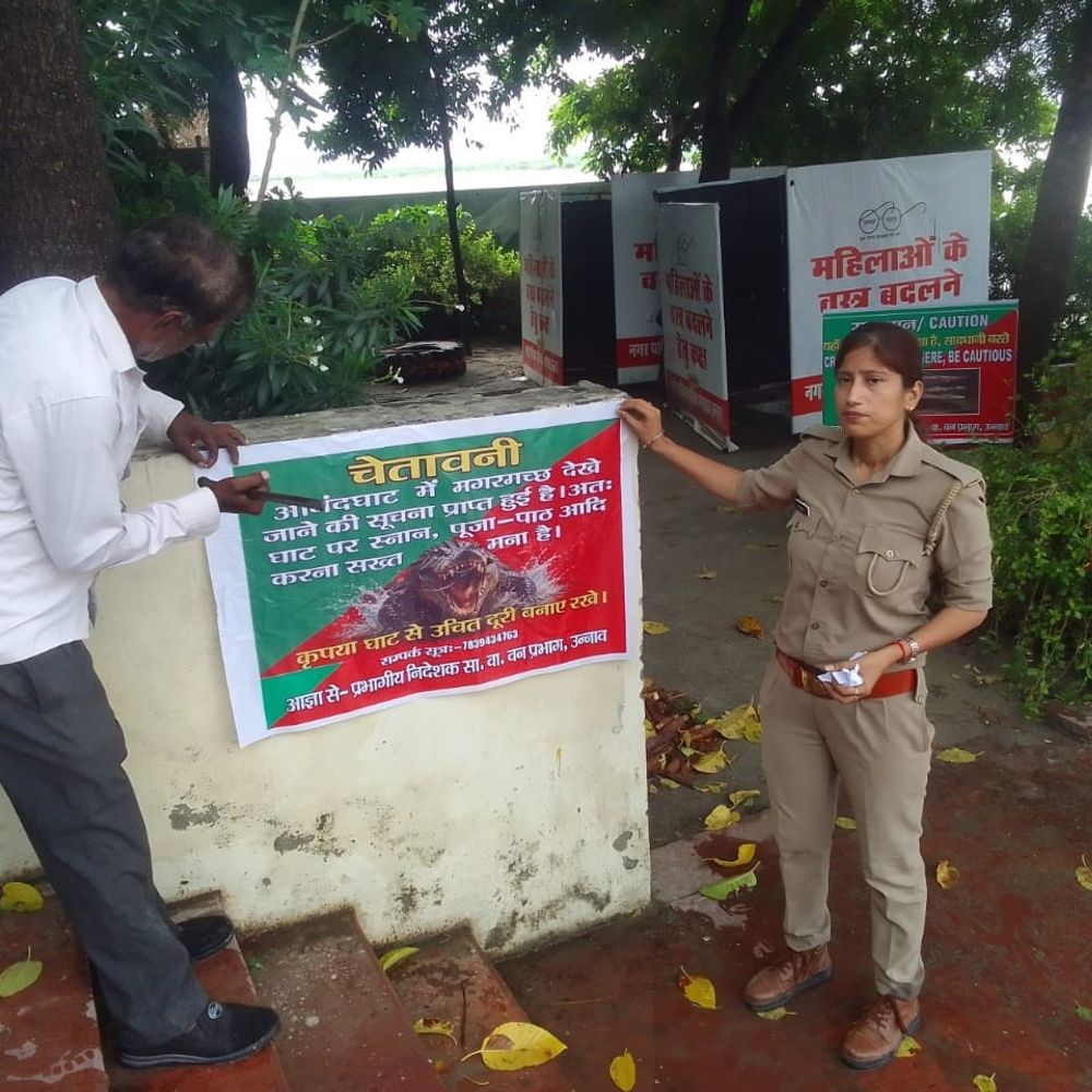 गंगा में मगरमच्छ मिलने के बाद अलर्ट:उन्नाव में दो घाटों पर लगाए चेतावनी बोर्ड, स्नान पर रोक की सलाह