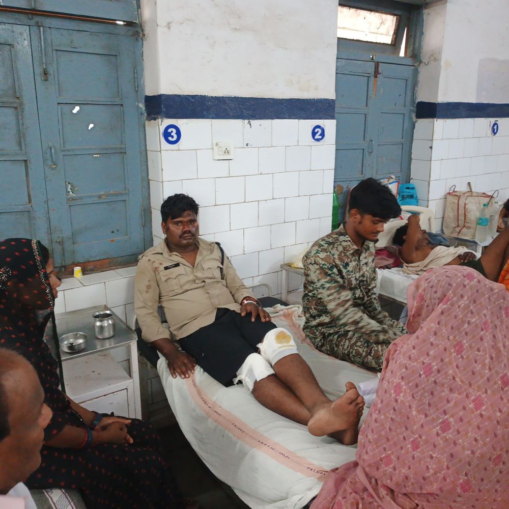 कुत्ते को बचाने लगाए ब्रेक, वाहन ने टक्कर मारी:बाइक सवार कोटवार जिला अस्पताल में भर्ती, प्रभारी मंत्री के कार्यक्रम में जा रहा था