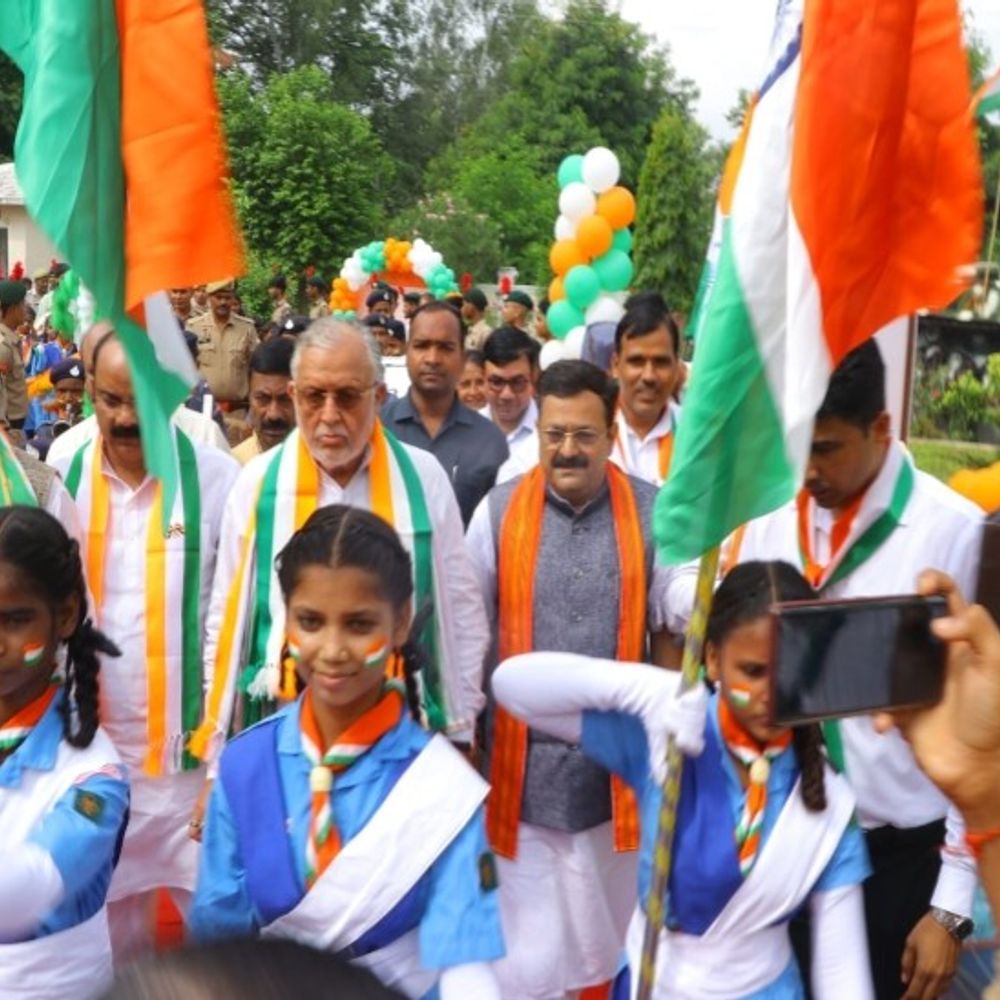 स्वतंत्रता दिवस पर देशभक्ति में डूबा शाहजहांपुर:वित्तमंत्री-डीएम ने किया ध्वजारोहण, युवाओं ने निकाली बाइक रैली