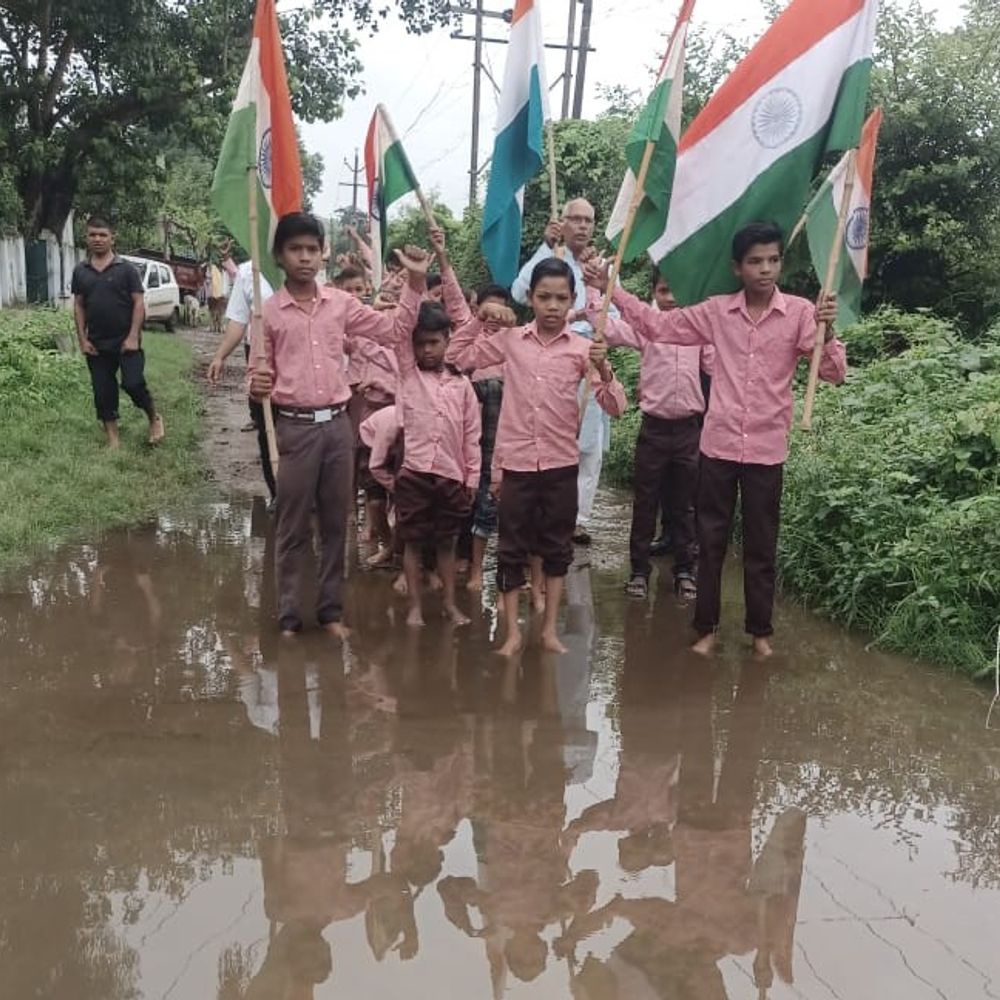 ललितपुर के गढ़ौली में सड़क दो फीट पानी में डूबी:स्कूली बच्चों ने जलभराव के बीच निकाली तिरंगा रैली, ग्रामीण परेशान