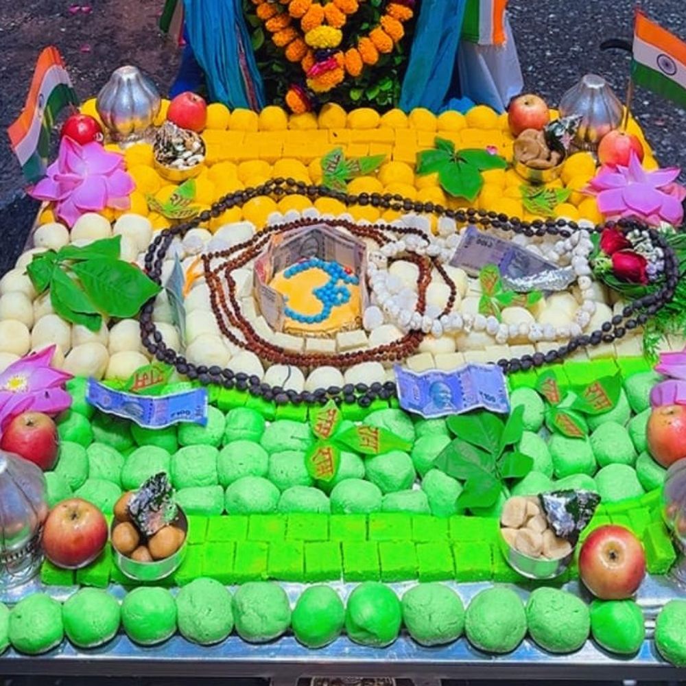 तिरंगे के रंग में रंगे आनंदेश्वर महादेव:स्वतंत्रता दिवस पर परमट मंदिर में बाबा का अलौकिक श्रृंगार, काजू कतली और लड्डुओं से लगा महाभोग