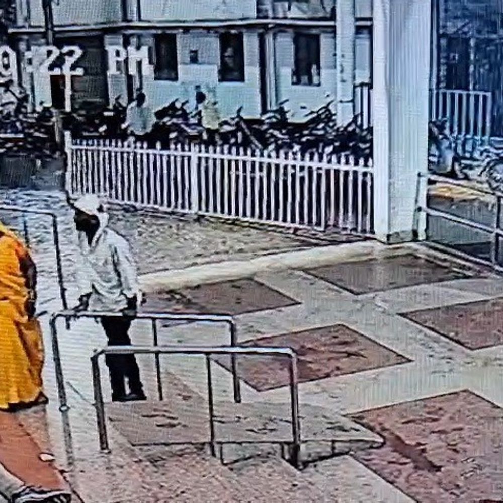 दमोह जिला अस्पताल से कर्मचारी की बाइक चोरी:सीसीटीवी में युवक बाइक ले जाते दिखा, पुलिस कर रही तलाश