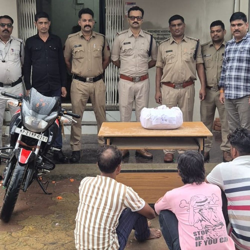 कटनी में 2 किलो गांजे के साथ तीन युवक गिरफ्तार:आरोपी बड़वारा के रहने वाले, इनकी बाइक भी जब्त