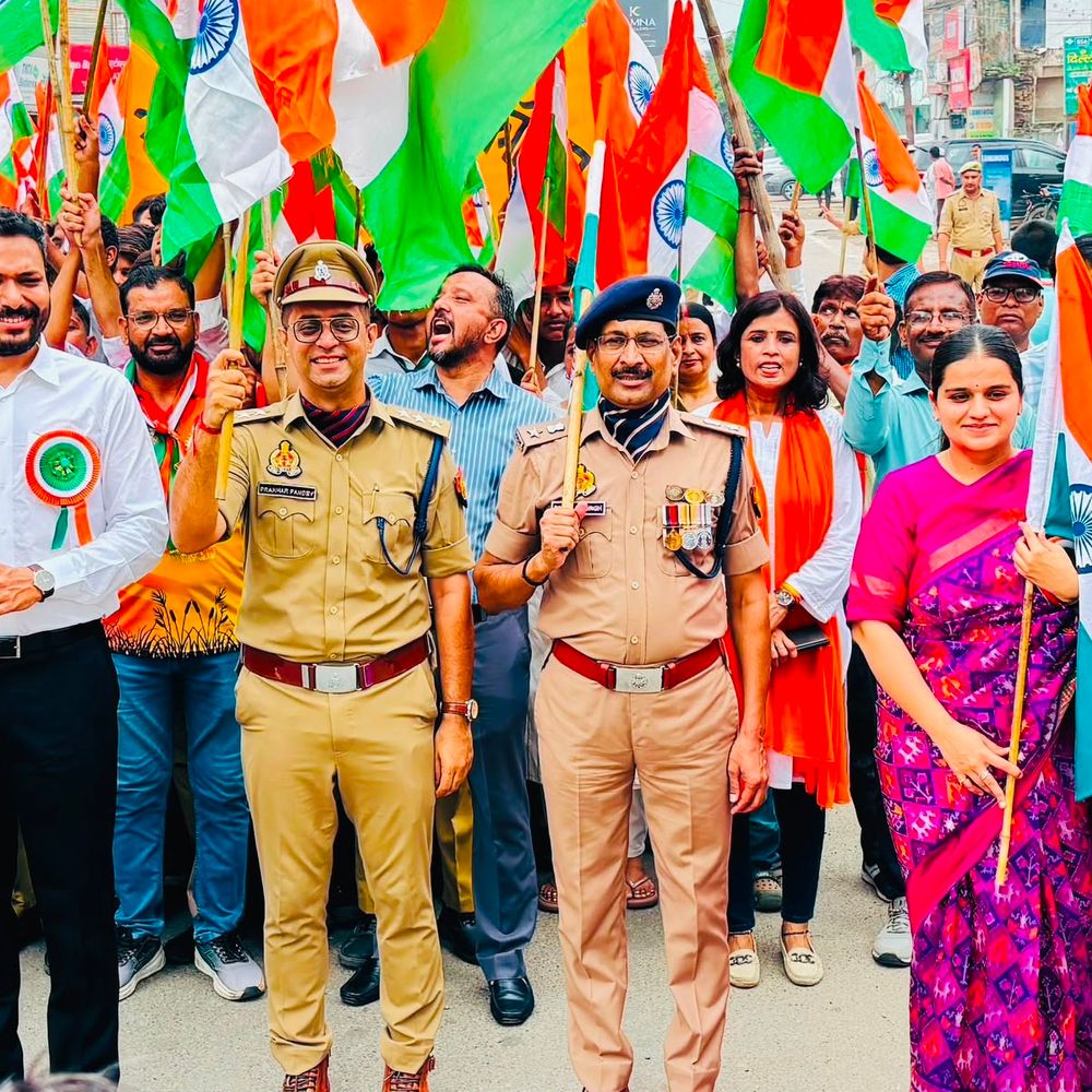 बुलंदशहर में स्वतंत्रता दिवस पर तिरंगा यात्रा निकली:हाथों में राष्ट्रध्वज थामे बच्चे और युवा हुए शामिल