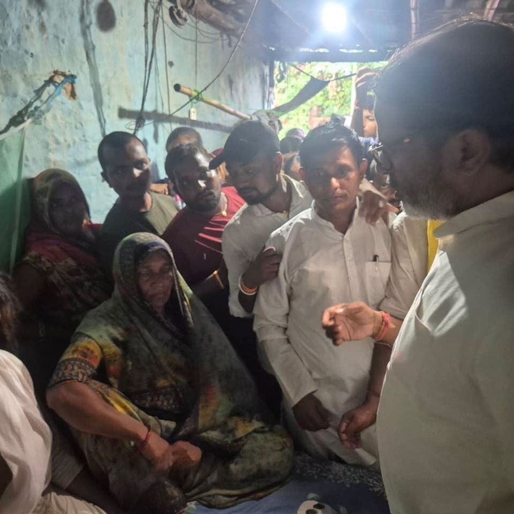मधुबनी पहुंचे प्रशांत किशोर, रौशन यादव के परिजनों से मिले:जेल में हुई थी मौत; महिलाओं-बच्चों की भीड़ लगी, ग्रामीण बोले- आप ही न्याय दिला सकते