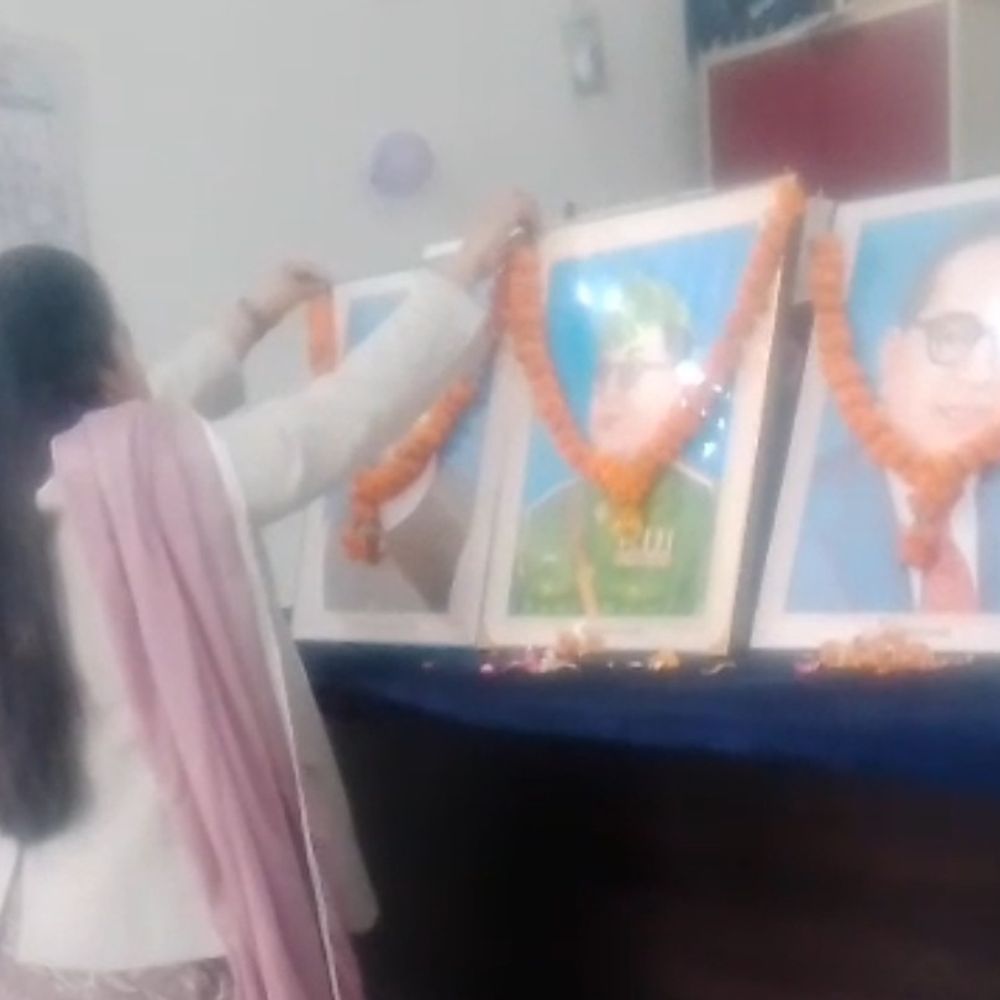 जूते पहनकर महापुरुषों को माला पहनाने का आरोप:मिल्कीपुर ग्राम न्यायालय का वीडियो वायरल, अधिवक्ताओं द्वारा जिला जज को सौंपा जाएगा ज्ञापन
