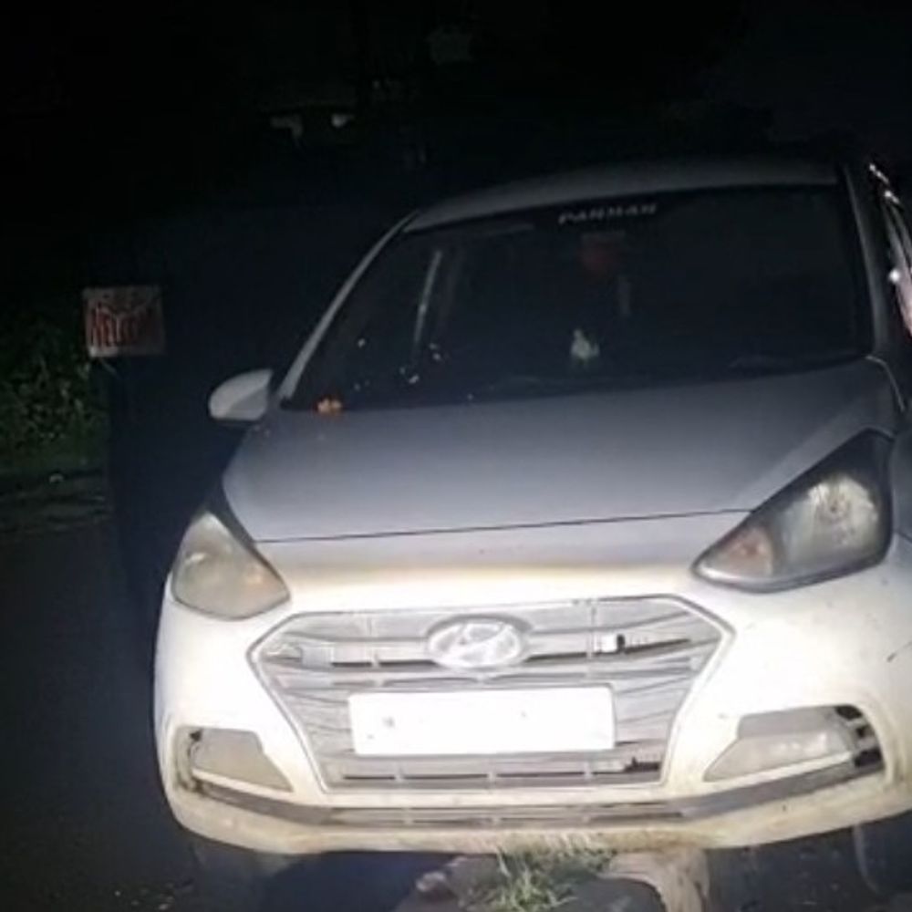 पन्ना-पहाड़ीखेरा मार्ग पर कार डिवाइडर पर चढ़ी:100 मीटर तक घिसटती रही, चालक सुरक्षित; बड़ा हादसा टला
