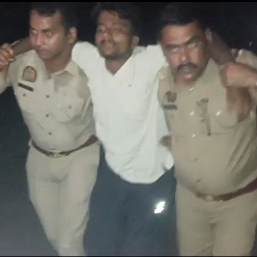 फिरोजाबाद में भैंस चोरी गैंग की पुलिस टीम से मुठभेड़:दो बदमाशों के पैर में गोली लगी, चार गिरफ्तार; पिकअप और भैंस बरामद