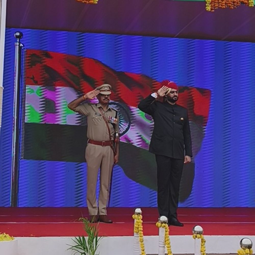 
                 नीमच में स्वतंत्रता दिवस समारोह में कलेक्टर ने किया ध्वजारोहण:CRPF-पुलिस बैंड ने बजाई राष्ट्रीय धुन; बेहतरीन परेड दल और कर्मचारियों का सम्मान 
            
