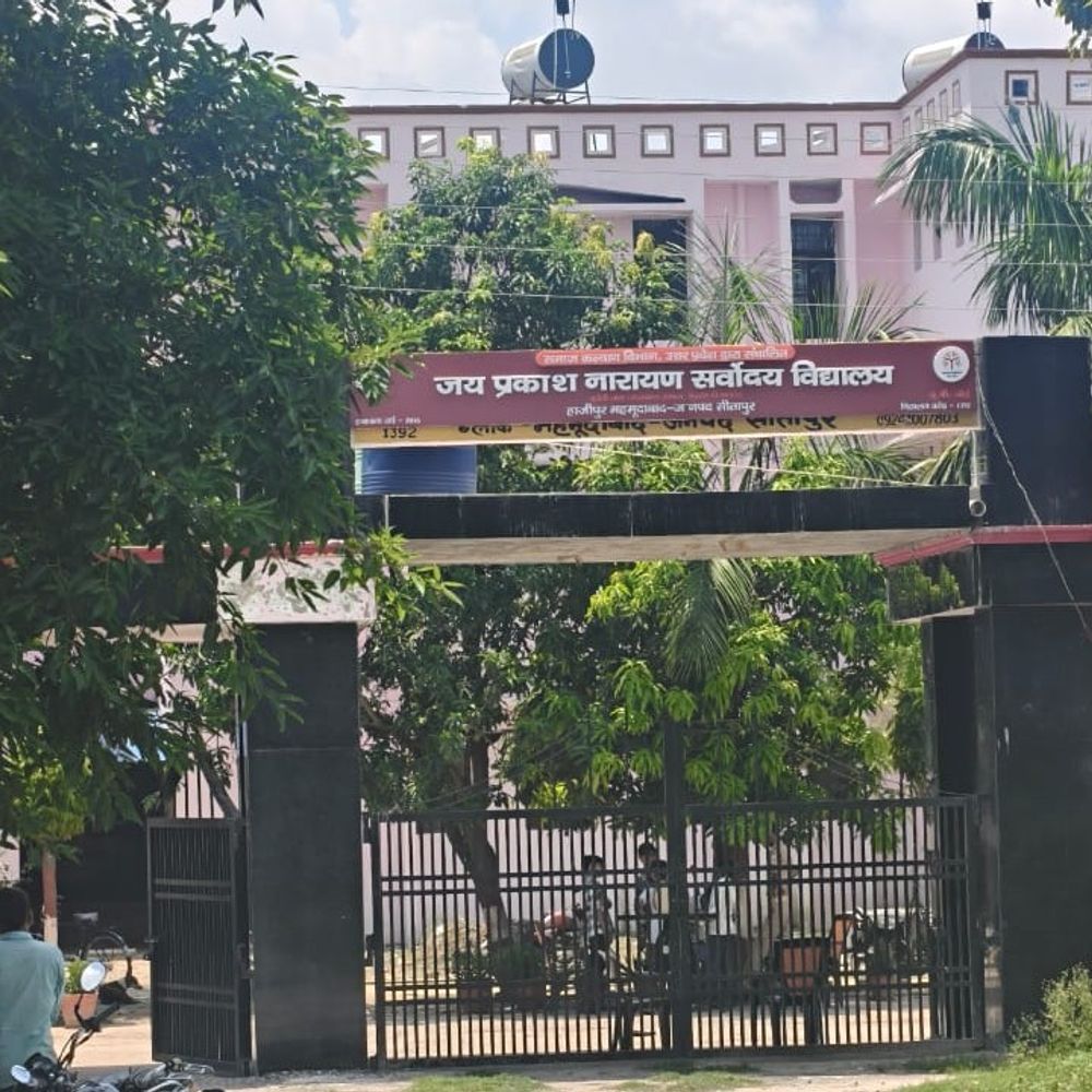 सर्वोदय विद्यालय में 6वीं के छात्र से कुकर्म का आरोप:सीतापुर में 7 सीनियर पर केस, छात्र का वीडियो सोशल मीडिया पर सामने आने के बाद डीएम सख्त
