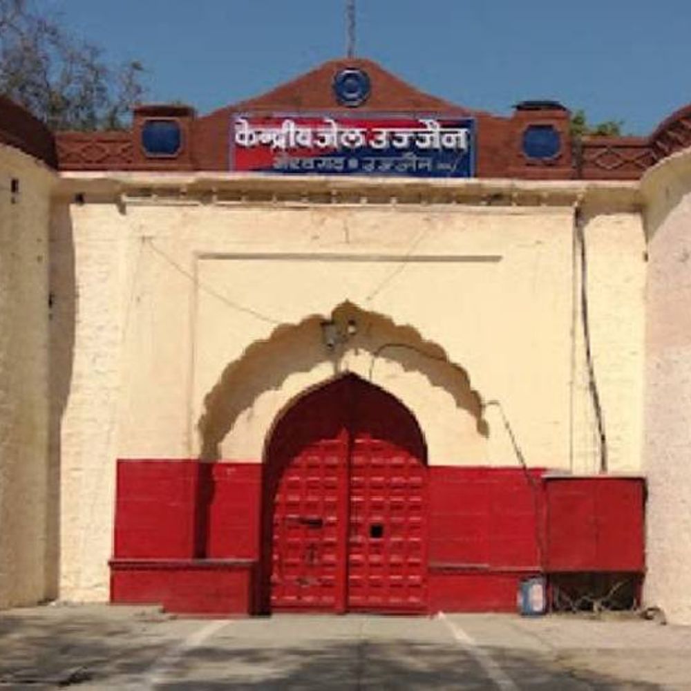 
                 उज्जैन जेल से 9 बंदियों को मिली आजादी:स्वतंत्रता दिवस पर अच्छे आचरण, अनुशासन का मिला लाभ; आजीवन कारावास की सजा काट रहे थे 
            