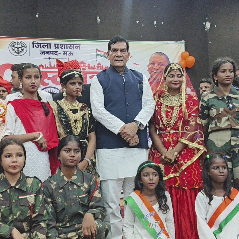 मऊ में स्वतंत्रता दिवस कार्यक्रम में भड़के मंत्री ए.के. शर्मा:अधिकारियों को फटकार, बोले- प्रशासन में पता नहीं कहां से लोग आए हैं, एबीसीडी सिखानी पड़ेगी