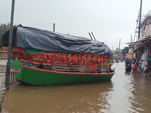 पूरे यूपी में बारिश का अलर्ट, 11-नदियां चेतावनी बिंदु पार:3 दिनों तक एक्टिव रहेगा मानसून, चित्रकूट में घरों तक पहुंचा पानी