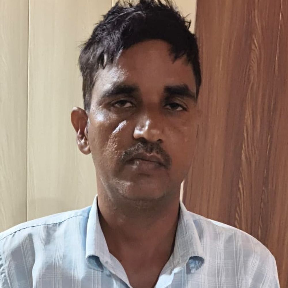 मऊ में 10 हजार की रिश्वत लेते संविदा लाइनमैन गिरफ्तार:जेई भी आरोपी, कमर्शियल कनेक्शन और एफआईआर से बचाने के नाम पर मांगे थे रुपए