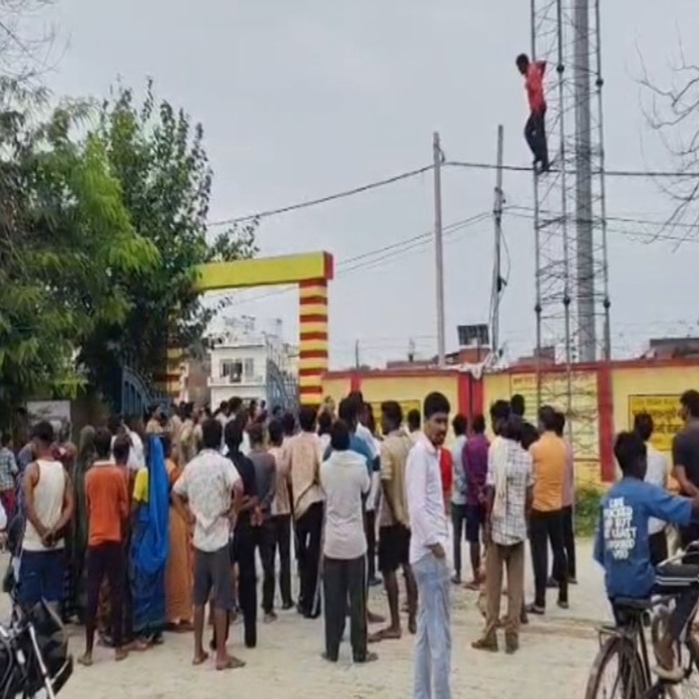 शाहजहांपुर में टावर पर चढ़ा युवक:नाली विवाद पर आश्वासन के बाद दो घंटे में उतरा, बंडा चेयरमैन दो ठेकेदारों को जिम्मेदार बताया