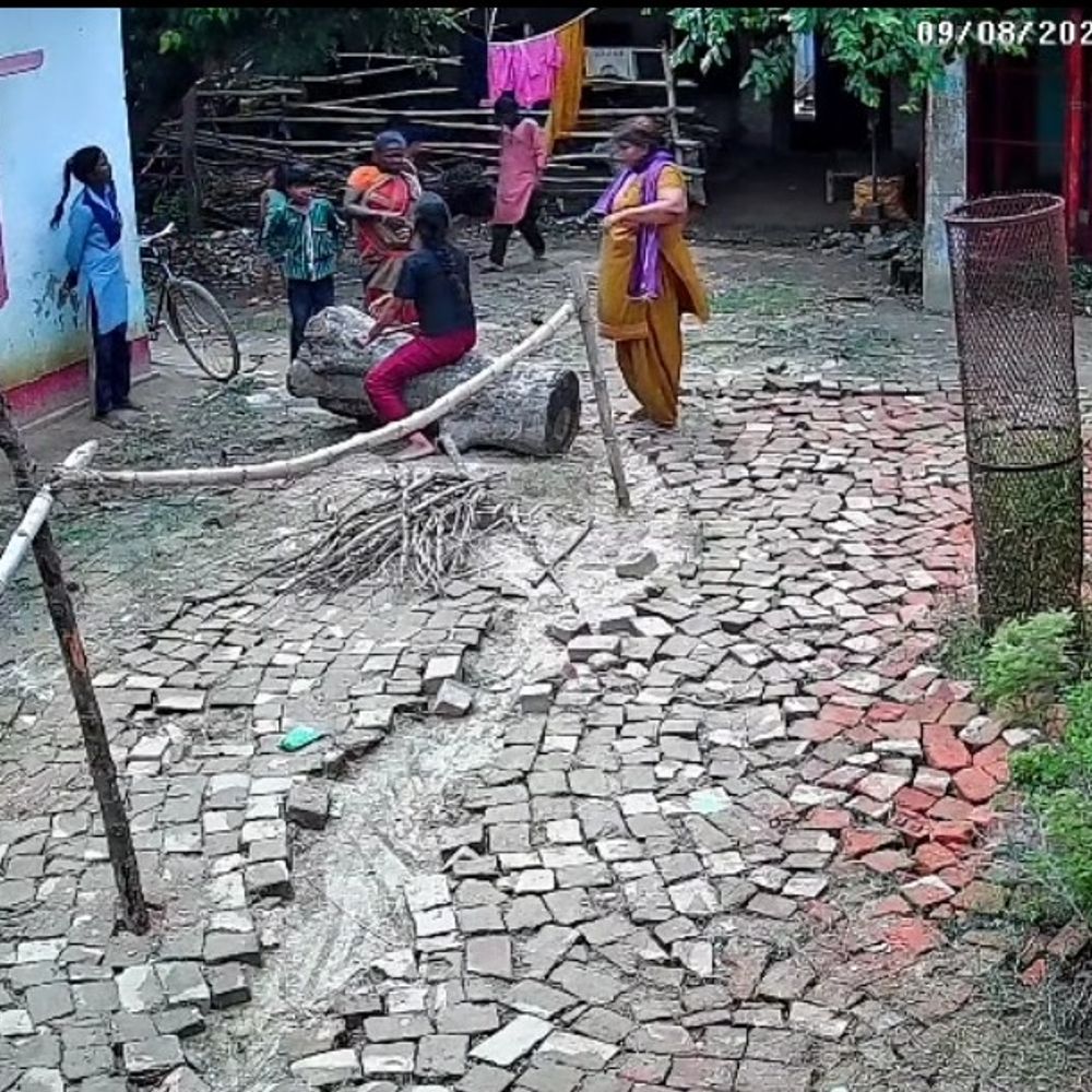 बुजुर्ग दंपत्ति ने सार्वजनिक रास्ता रोकने का लगाया आरोप:अयोध्या में CM-डीएम-SSP से लगाई गुहार; खंडासा पुलिस बोली-आरोप निराधार