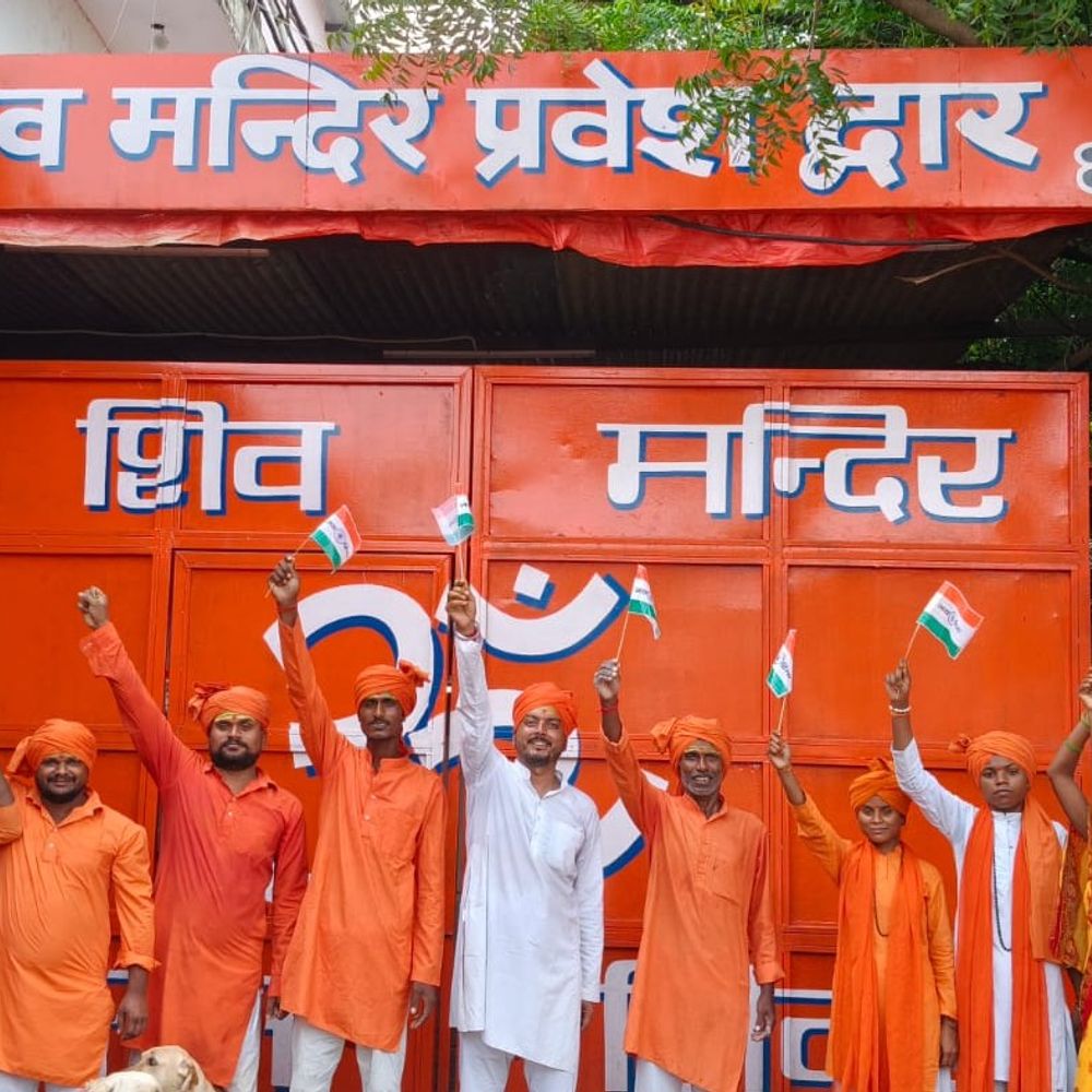 प्रयागराज में मठ-मंदिरों और आश्रमों में भी फहराया तिरंगा:संतों ने 80वां स्वतंत्रता दिवस मनाया, कर्तव्यों के पालन का दिया संदेश