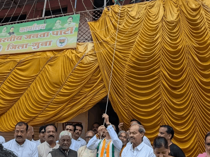 स्वतंत्रता दिवस पर BJP-कांग्रेस कार्यालय में ध्वजारोहण:भाजपा ने पूर्व राज्यमंत्री को सम्मानित किया; जयवर्धन सिंह ने प्रदेश अध्यक्ष का संदेश पढ़कर सुनाया