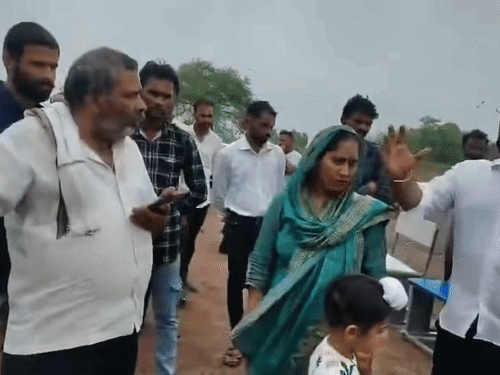 सरपंच के पहुंचने से पहले स्कूल-स्टाफ ने किया ध्वजारोहण, VIDEO:गुना में सरपंच बोलीं-मेरा अपमान किया, शिकायत करूंगी; दोनों के बीच खूब बहस