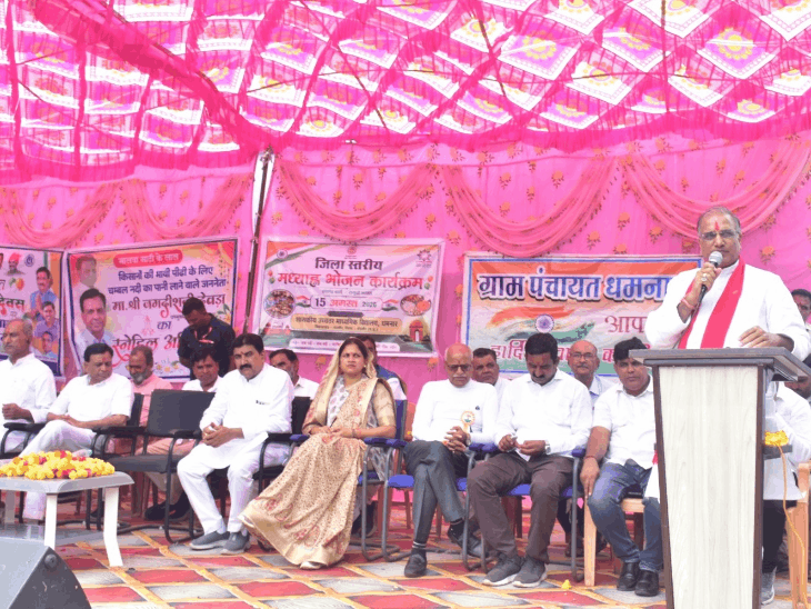
                 उपमुख्यमंत्री बच्चों संग मध्याह्न भोजन में हुए शामिल:धमनार मिडिल स्कूल में बच्चों ने दी देशभक्ति प्रस्तुतियां 
            