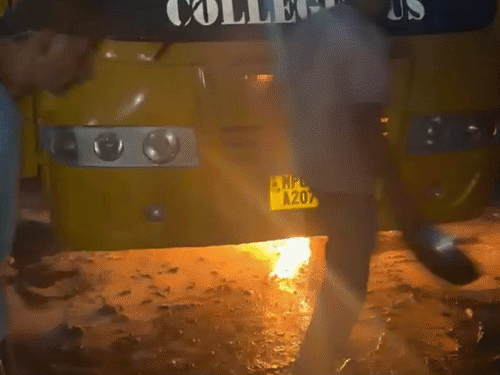 सीहोर में LNCT कॉलेज बस में लगी आग:तहसील चौराहा पर बड़ा हादसा टला, अफरा-तफरी मची