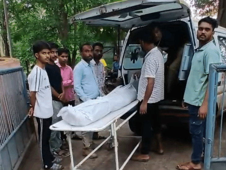 
                 भोपाल में BDS सेकंड ईयर के छात्र ने किया सुसाइड:मामा बोले-प्रेमिका से अनबन चल रही थी, युवती के स्टॉल से बनाया फांसी का फंदा 
            