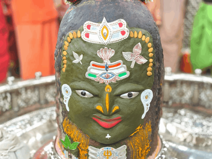 
                 स्वतंत्रता दिवस पर तिरंगा त्रिपुंड से सजे बाबा महाकाल:भस्म आरती में गूंजे जयकारे, जलाभिषेक और फलों के रस से बने पंचामृत से किया गया पूजन 
            