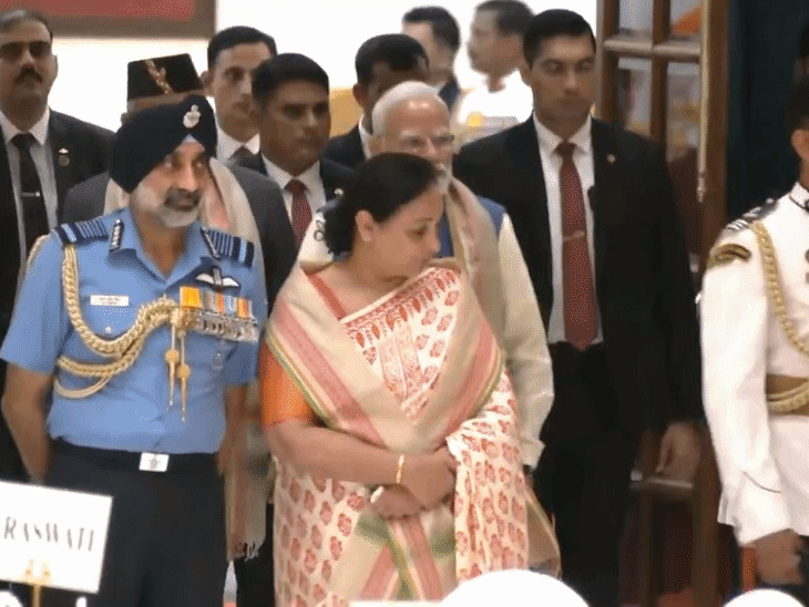 
                 राष्ट्रपति भवन में एट होम रिसेप्शन, PM मोदी पहुंचे:मुर्मू के इवेंट में 650 मेहमान शामिल, इनमें 100 VVIP; पैरा-क्रिकेटर आमिर हुसैन लोन भी खास मेहमान 
            