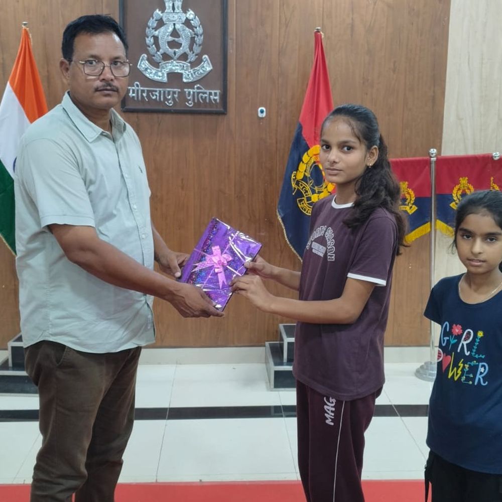 मिर्जापुर में पुलिस परिवार के बच्चों ने बनाए आकर्षक तिरंगे:वामा सारथी ने फ्लैग मेकिंग प्रतियोगिता का आयोजन कर किया सम्मानित