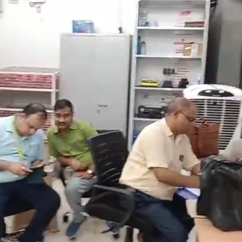 मऊ में ब्लैंकेट की जगह पार्सल में निकली सूजी-कीड़े:ब्लिंकिट से मंगाया था कंबल; पैकेट खोलते ही जिंदा-मरे कीड़े मिले, खाद्य विभाग ने शुरू की जांच