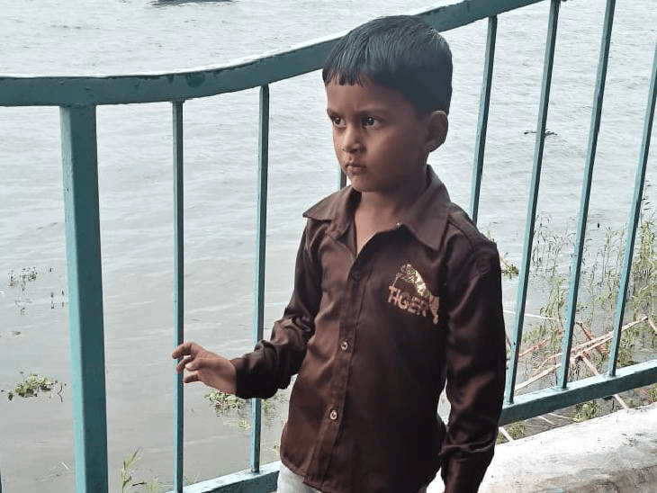 
                 सेप्टिक टैंक में डूबा मिला 4 साल का मासूम:भोपाल में 4 महीने से खुला पड़ा था 5 फीट गहरा गड्ढा, खेलते समय लापता हो गया था 
            