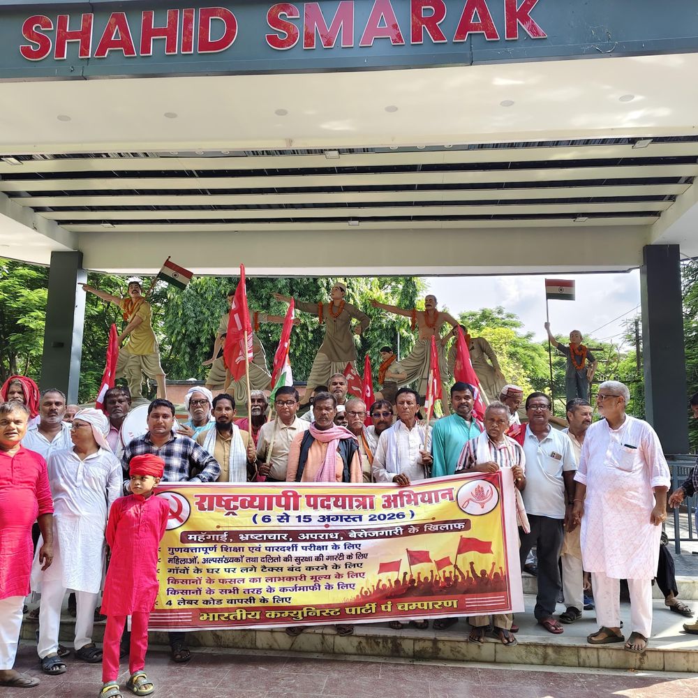 भारत छोड़ो आंदोलन के शहीदों का माल्यार्पण-श्रद्धांजलि:बेतिया में 100 गावों की पदयात्रा, जनता की समस्याओं को लेकर प्रदर्शन