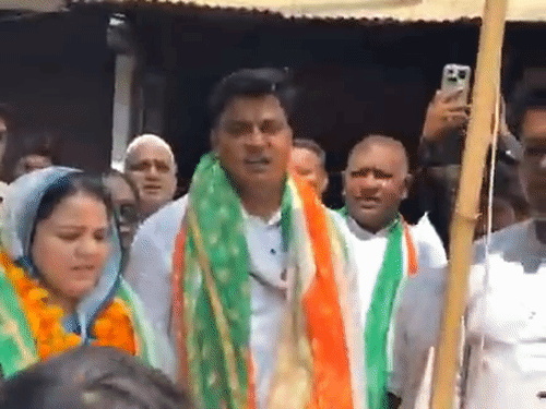 कानपुर में आजादी का जश्न:BJP, सपा और कांग्रेस नेताओं ने जगह-जगह फहराया तिरंगा, नसीम और इरफान सोलंकी ने साथ किया झंडा रोहण
