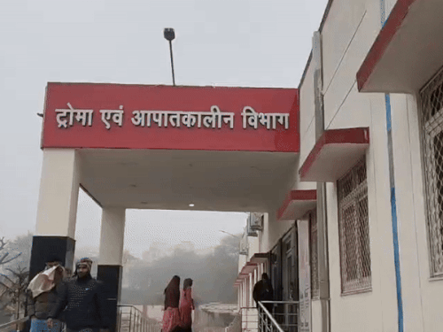 डंपर ने दो बाइकों को मारी टक्कर, 2 की मौत:मेहंदीपुर बालाजी जा रहे थे; तीन की हालत गंभीर, रेफर किया