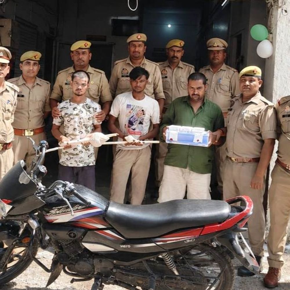 मंदिर चोरी का खुलासा तीन आरोपी गिरफ्तार:चांदी का मुकुट-छत्र ले गए थे चोर, पहले कर चुके मंदिर में चोरी