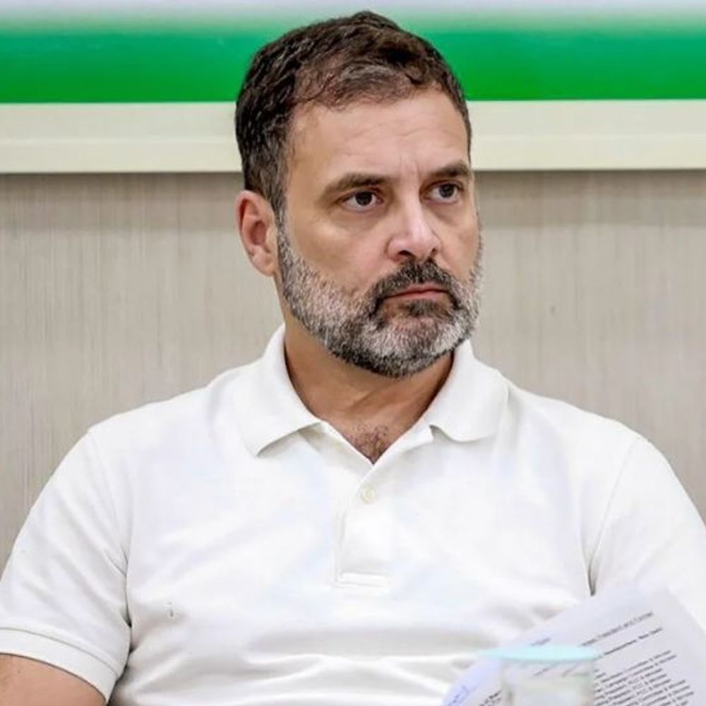 
                 लोकसभा सेक्रेटेरिएट ने राहुल गांधी को नोटिस भेजा:अमित शाह पर टिप्पणी को लेकर 28 अगस्त तक  जवाब मांगा; BJP ने स्पीकर से शिकायत की थी 
            
